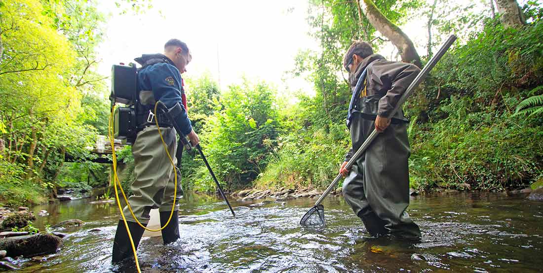 Crai electro monitoring Two men in the river conducting crai electro monitoring